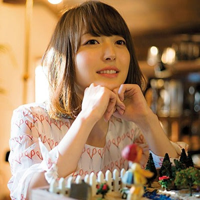 Voice Actress Kana Hanazawa Cheers on Students in "Turnover"